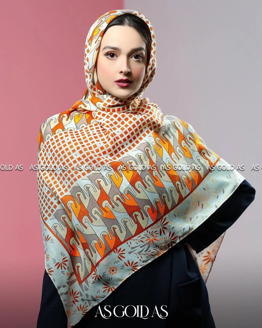 روسری ترک سایز ۱۴۰ آسگلداس، رنگ نارنجی، سفید و آبی، طرح گلدار، مربع، بزرگ