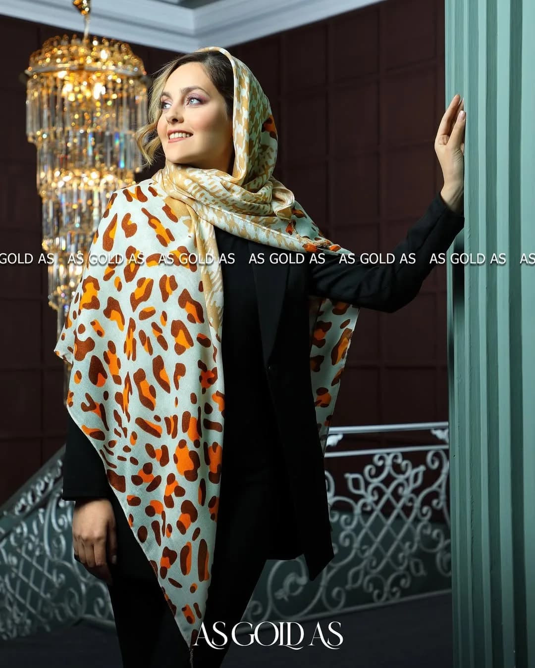 روسری سایز ۱۴۰ آسگلداس، رنگ کرم، نارنجی و سفید، طرح پلنگی، مربع، بلند