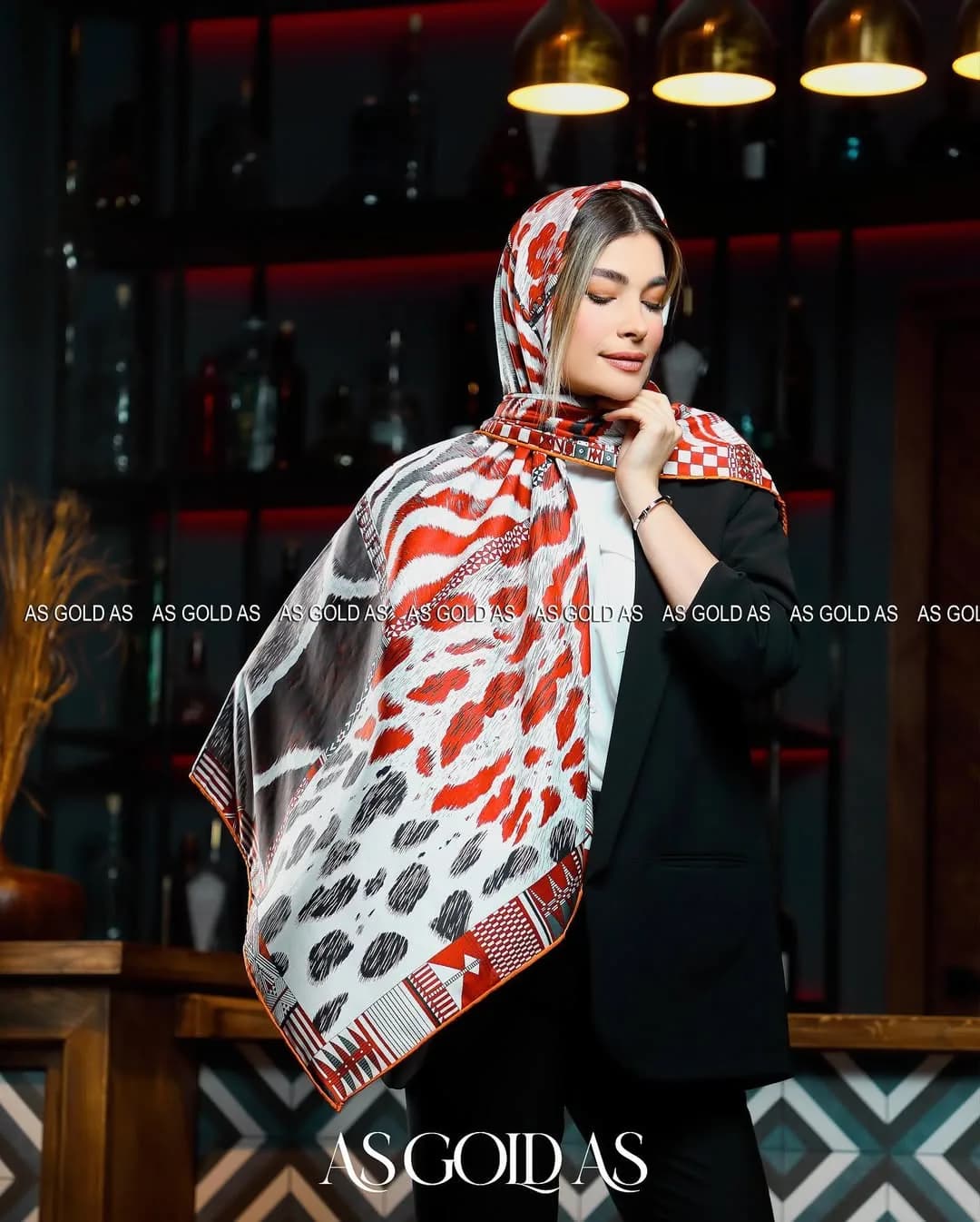 روسری سایز ۱۴۰ کد ۱۰۰۶۲ — رنگ قرمز — نمای رویتن — طرح حیوانات