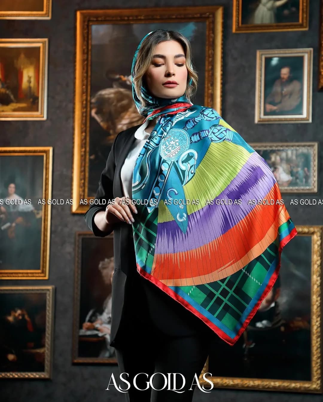 روسری سایز ۱۴۰ کد ۱۰۰۶۲ — رنگ آبی — نمای رویتن — سایز ۱۴۰