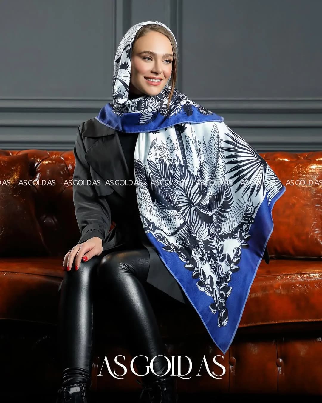 روسری سایز ۱۴۰ کد ۳۰۴۵ — رنگ آبی — نمای رویتن — سایز ۱۴۰