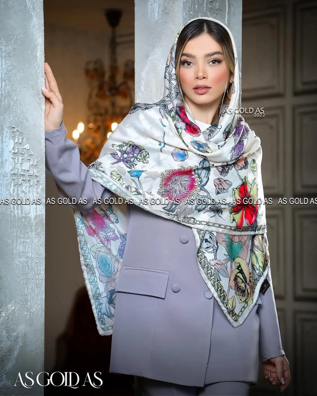 روسری سایز ۱۴۰، رنگ سفید، قرمز و آبی، جنس ساتن، طرح گلدار، مربع، بزرگ