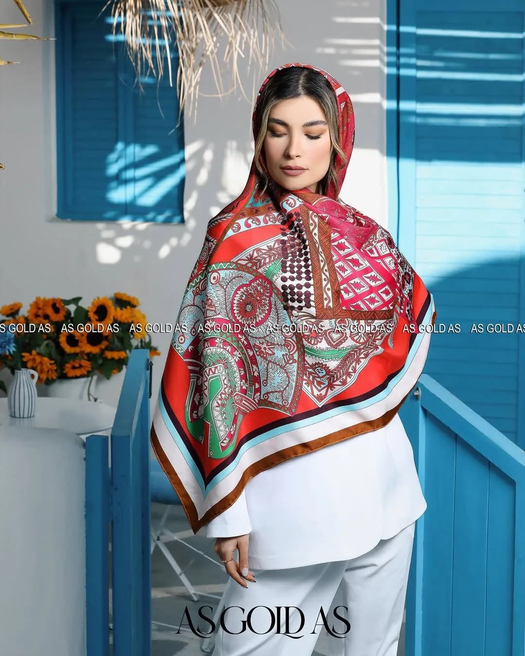 شال سایز ۱۴۰ کد ۱۰۰۶۲ — رنگ قرمز — نمای رویتن — طرحدار