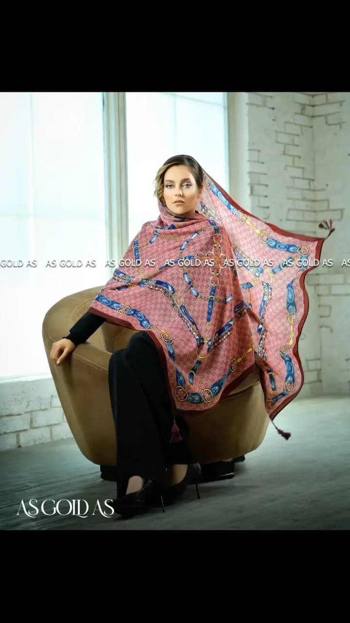 روسری زنانه، رنگ صورتی، آبی و طلایی، مربع، با منگوله