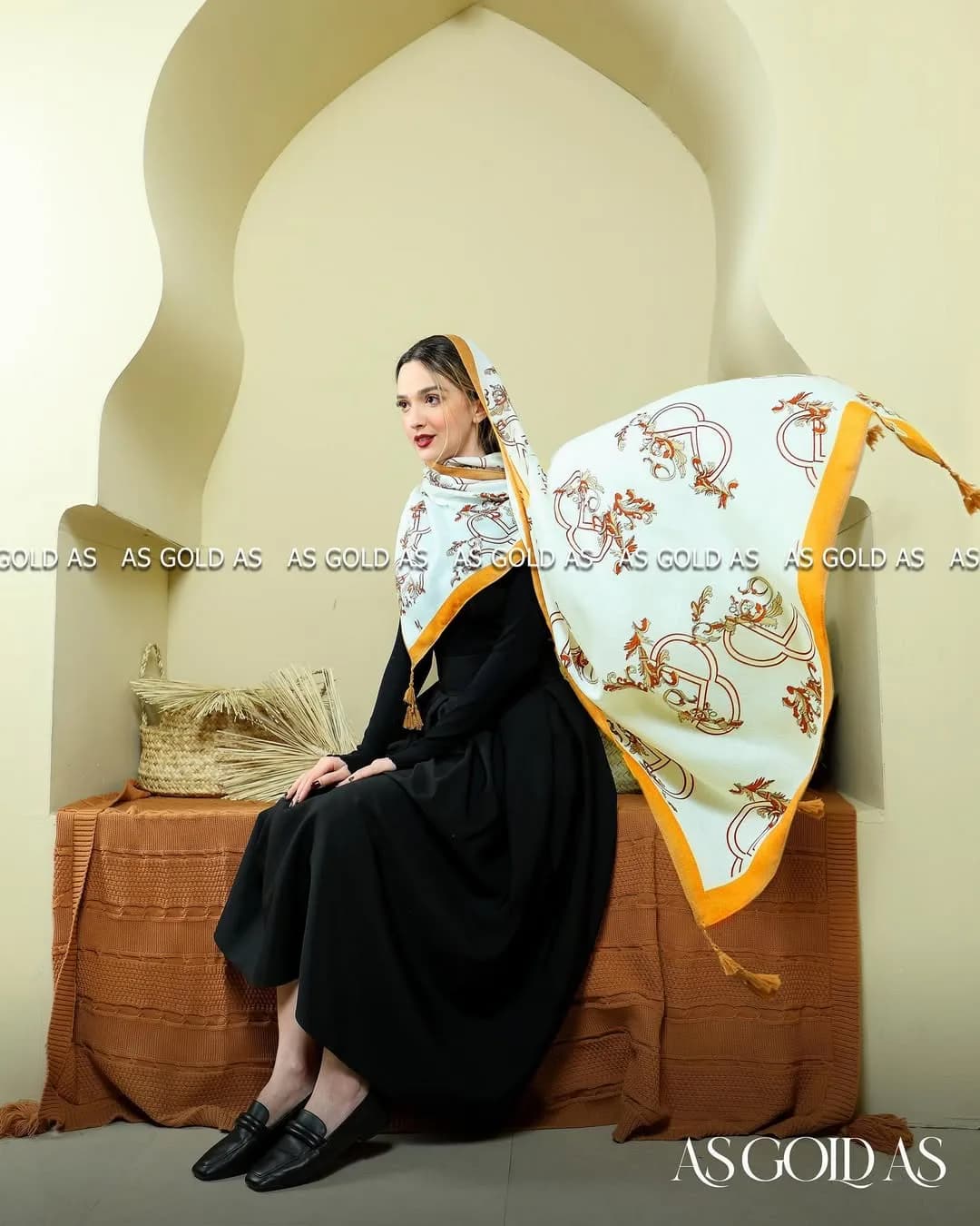 شال نخی — رنگ سفید — نمای رویتن — منگوله دار