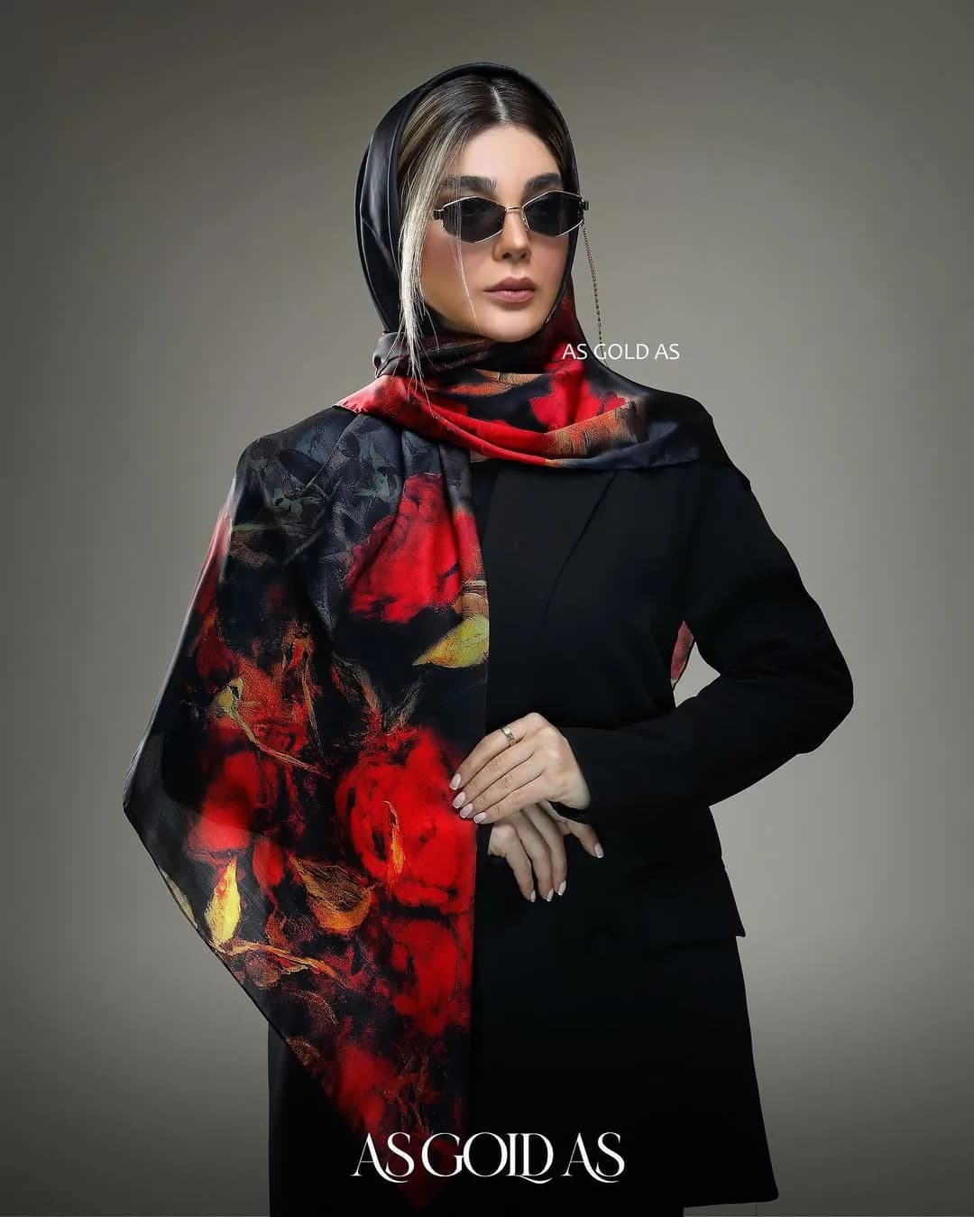 شال روسری سایز ۱۲۰، رنگ مشکی، قرمز و زرد، جنس ساتن، طرح گلدار، مربع