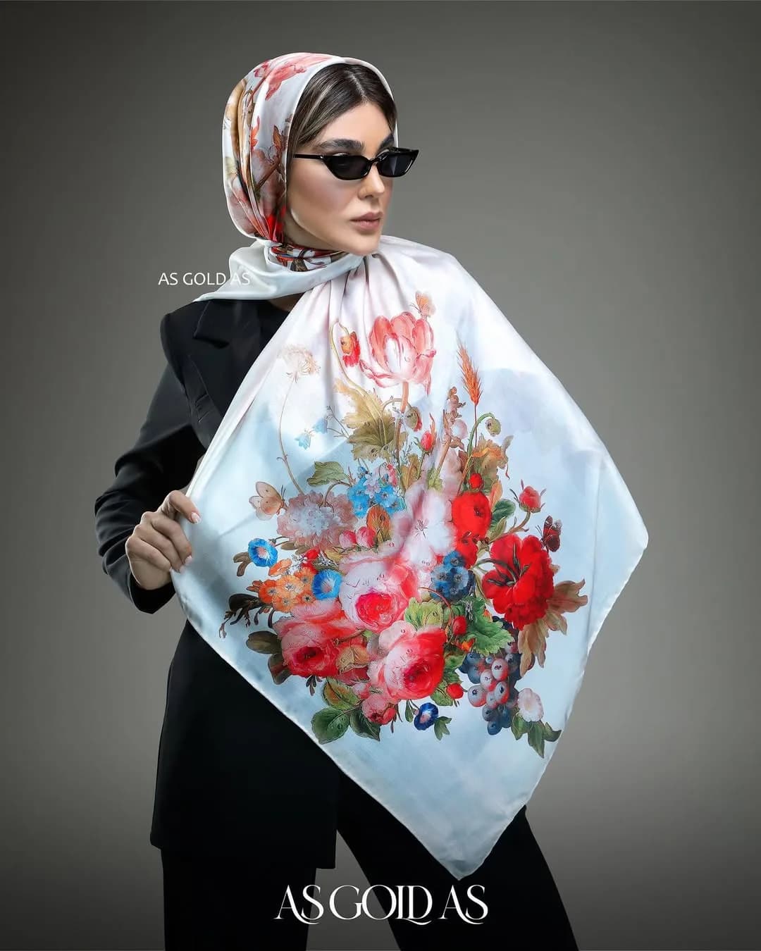 شال روسری سایز ۱۲۰، رنگ سفید، قرمز و آبی، جنس ساتن، طرح گلدار، مربع