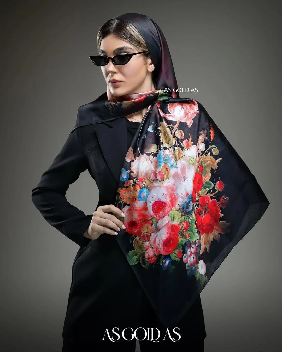 شال روسری سایز ۱۲۰، رنگ مشکی، قرمز و سفید، جنس ساتن، طرح گلدار، مربع