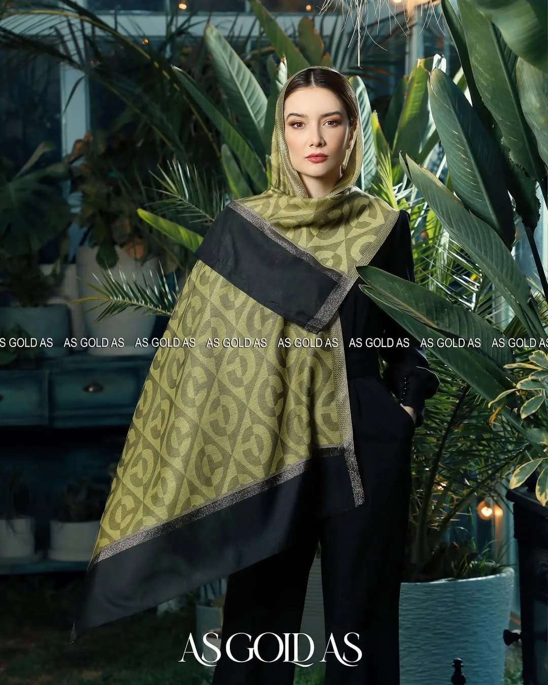 روسری نخی کد ۱۰۰۶۰ — رنگ زیتونی — نمای رویتن — طرحدار