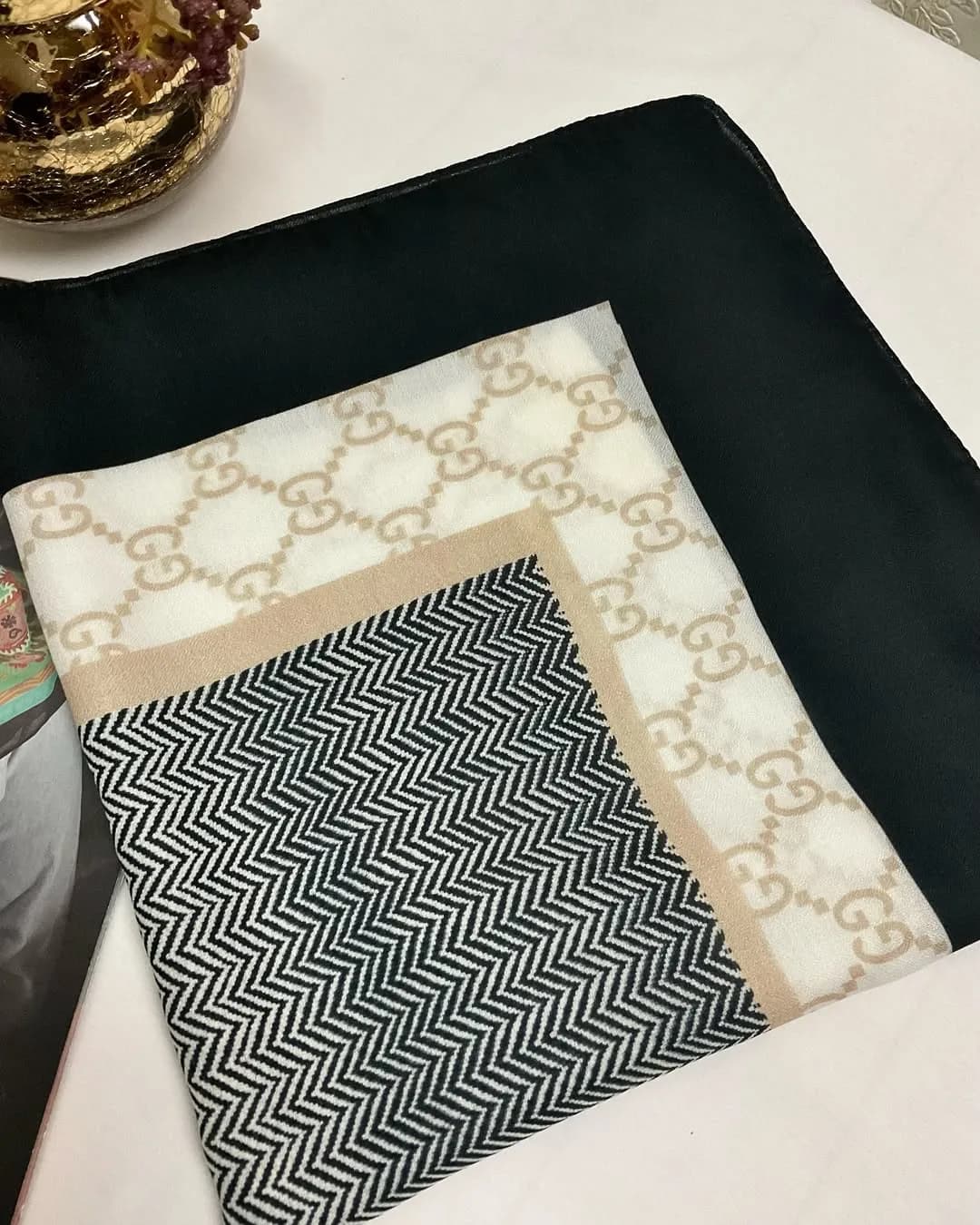 روسری ۱۲۰، رنگ مشکی، سفید و کرم، طرح هندسی، مربع