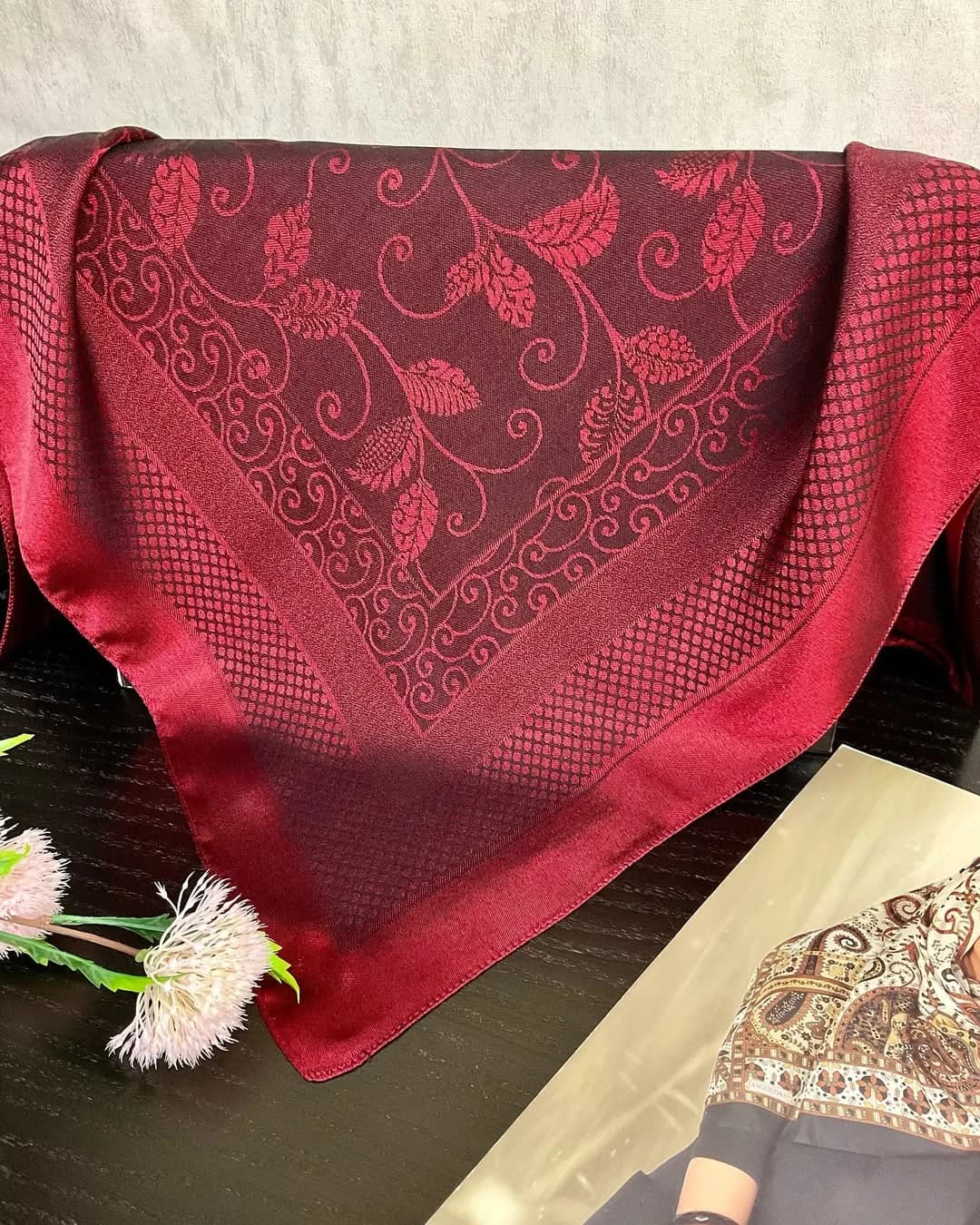 روسری ۱۲۰ — رنگ زرشکی — نمای جزئیات — بافت ژاکارد