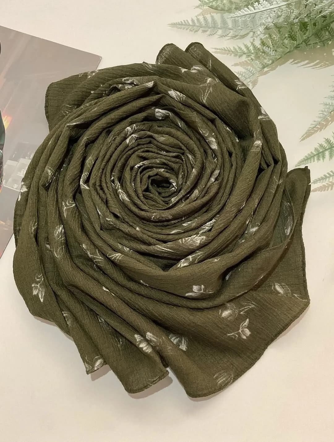 شال نخی پلیسه گلدار وارداتی — رنگ زیتونی — نمای کامل — پلیسه