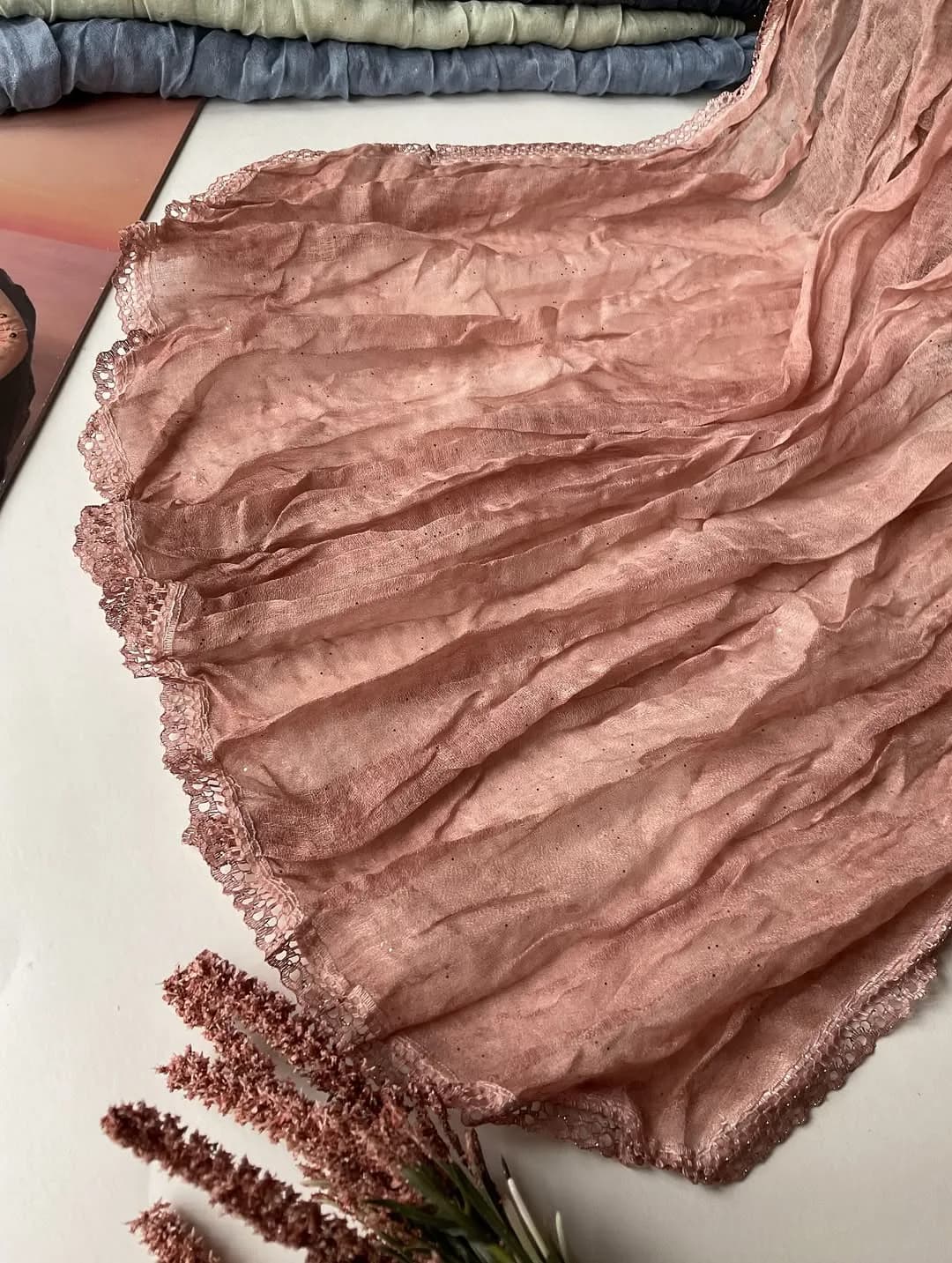 شال چروک لمهدار لبه گیپور — رنگ صورتی — نمای جزئیات — چروک