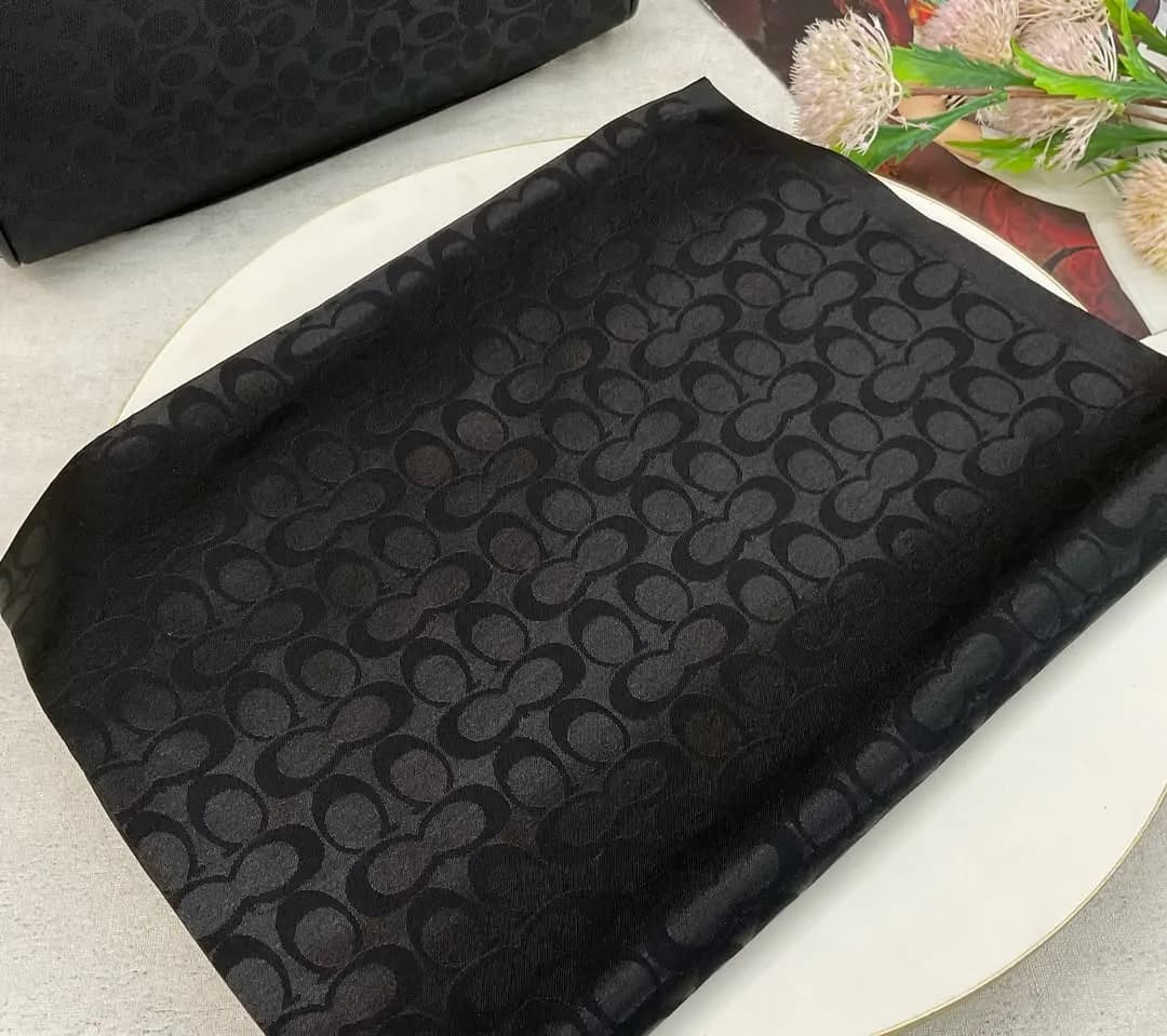 شال ابریشم دورو مجلسی — رنگ مشکی — نمای بالا — طرح لوگو