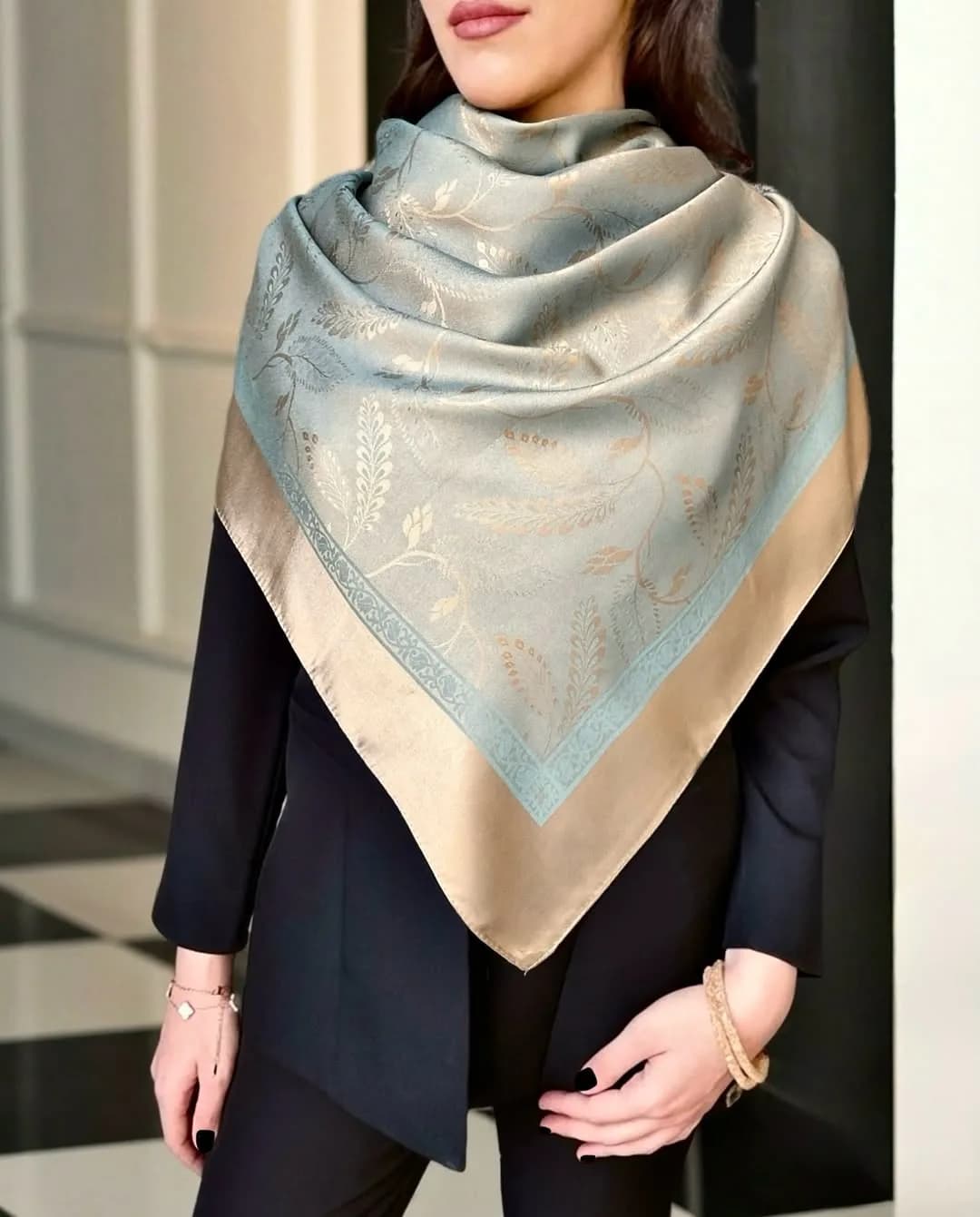 روسری ابریشم دورو، رنگ آبی کمرنگ و کرم، جنس ساتن، طرح گلدار، مربع