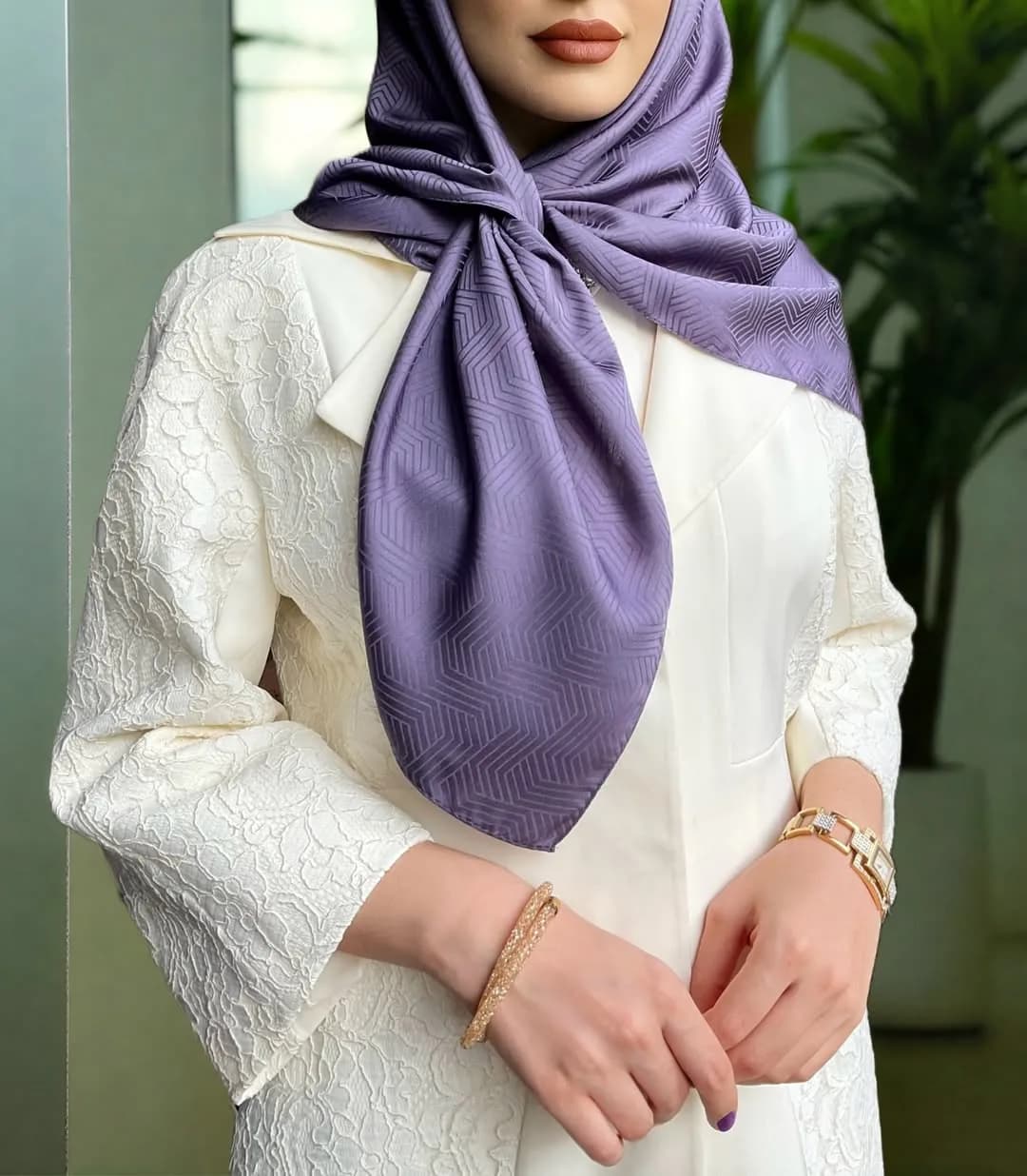 روسری ابریشم ژاکارد مجلسی، رنگ بنفش و سفید، طرح هندسی، قواره بزرگ ابریشمی
