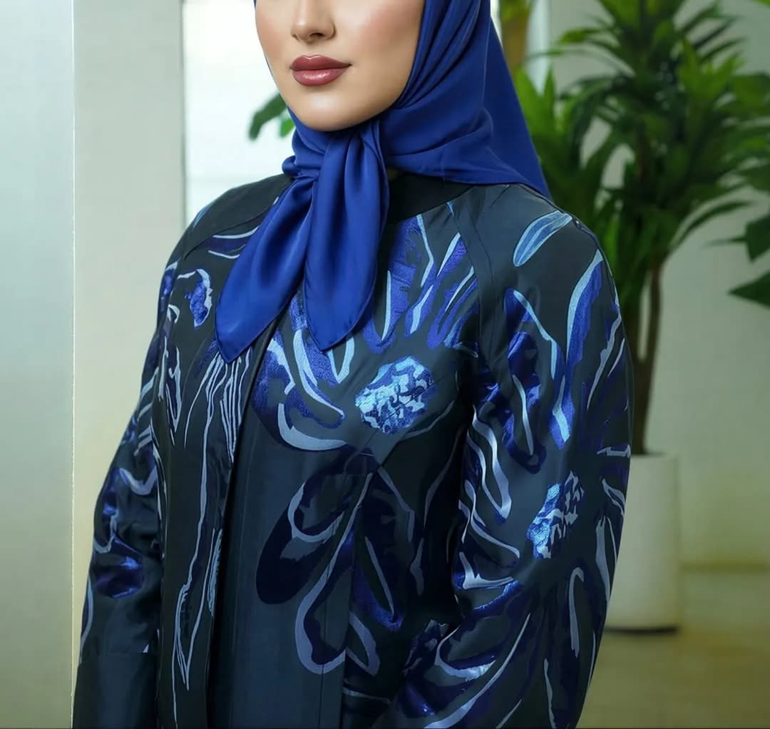 روسری ابریشم مامی قواره ۷۰ — رنگ آبی — نمای رویتن — قواره ۷۰