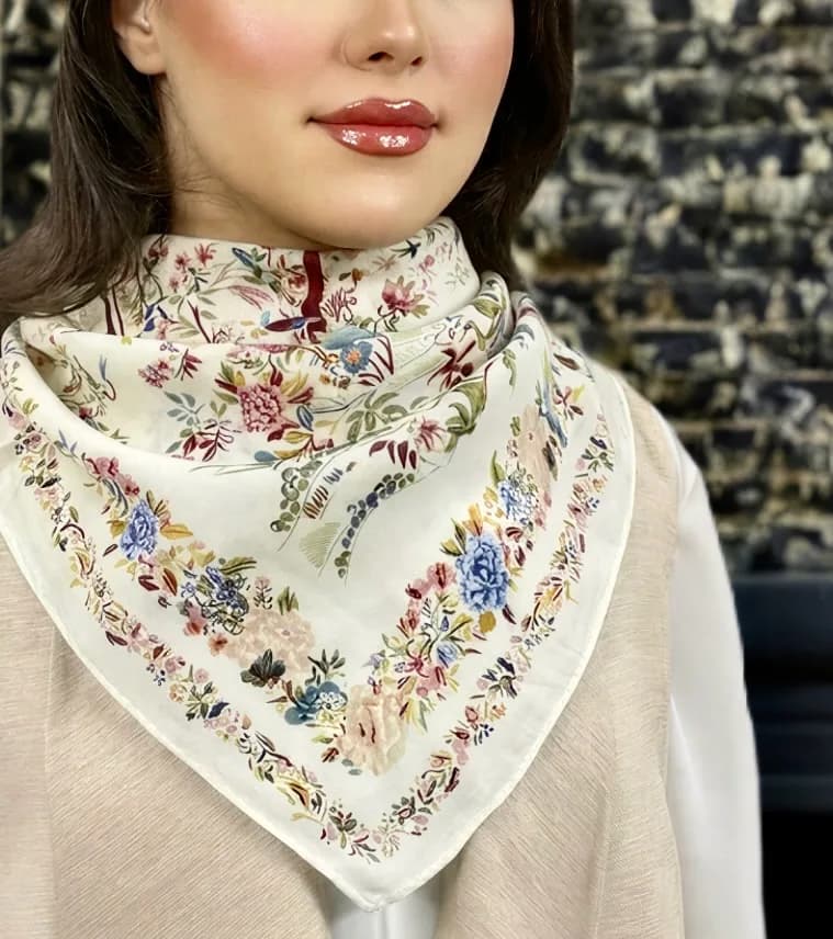 روسری، رنگ کرم، صورتی و آبی، طرح گلدار، قواره بزرگ ابریشمی