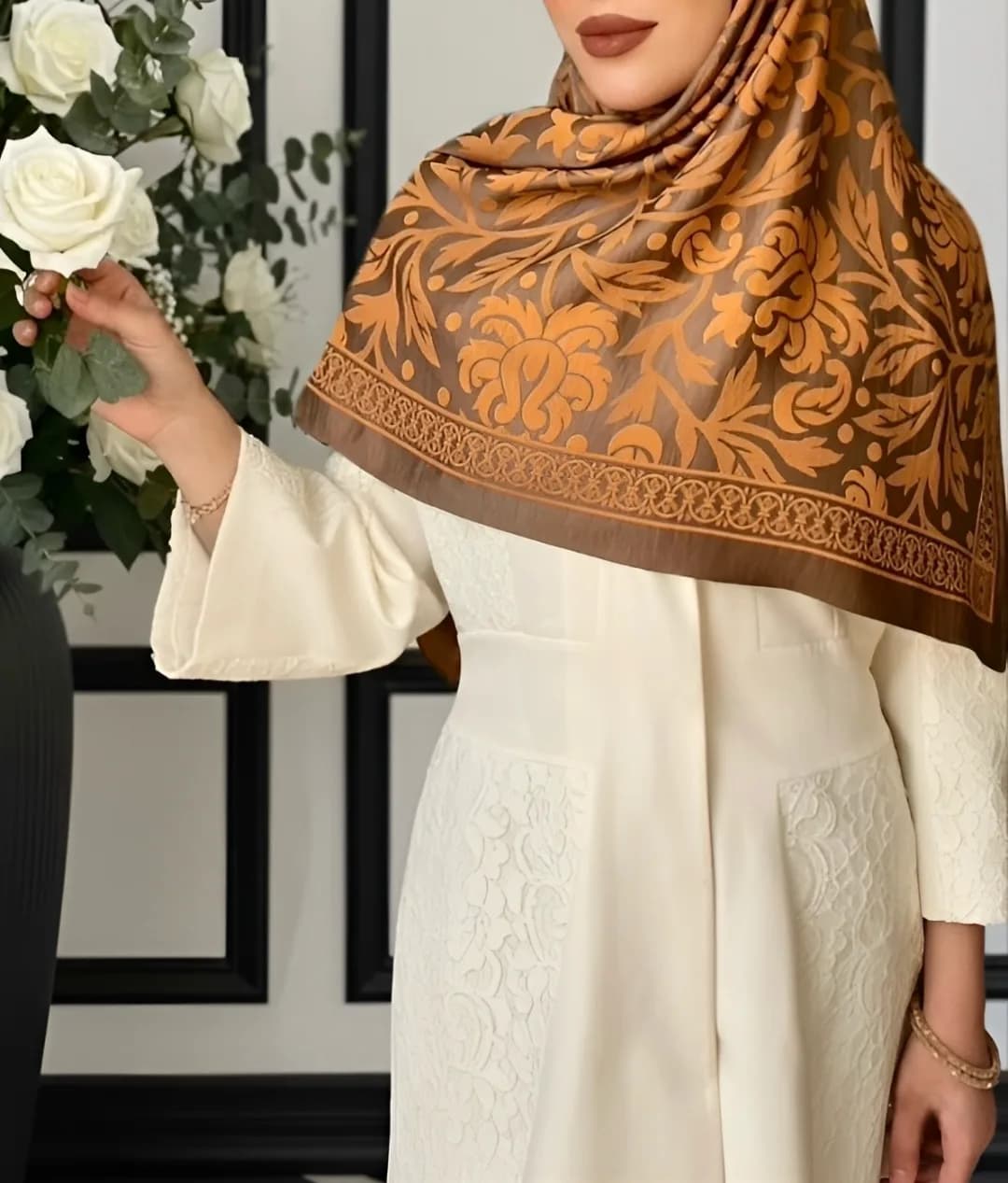 روسری نخ ابریشم، رنگ قهوهای و طلایی، جنس ساتن، مربعی