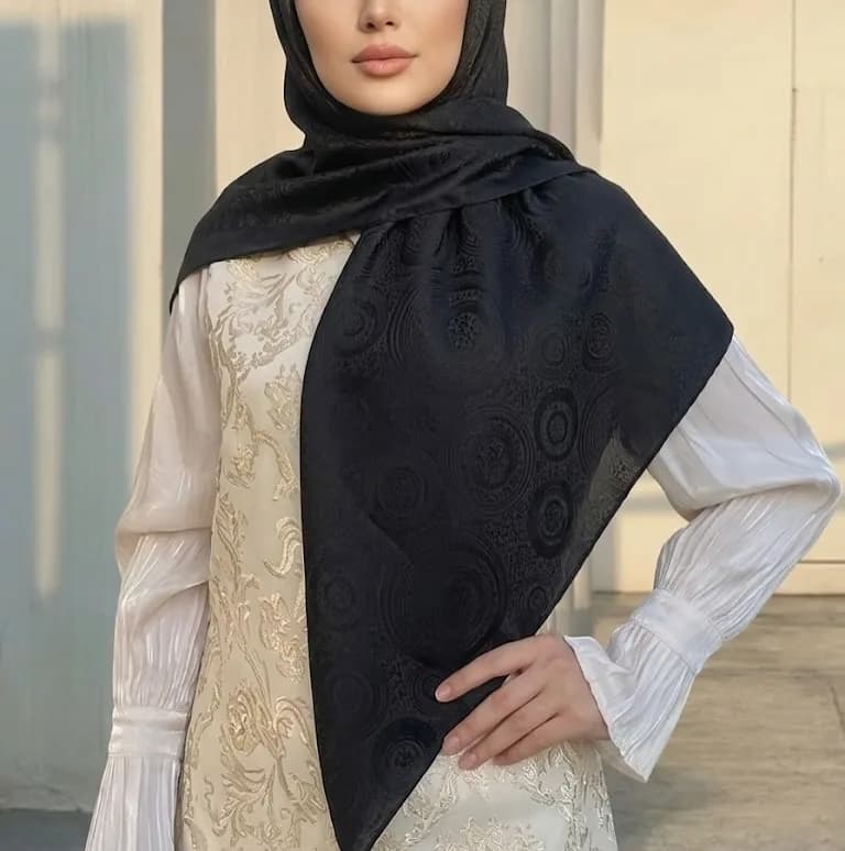 روسری ابریشم ژاکارد مجلسی، رنگ مشکی، جنس ساتن، مربعی