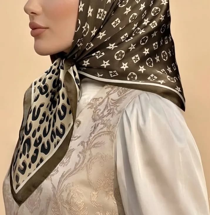 روسری ابریشم مامی قواره ۷۰، رنگ قهوهای، کرم و مشکی، جنس ساتن، طرح پلنگی، مربعی