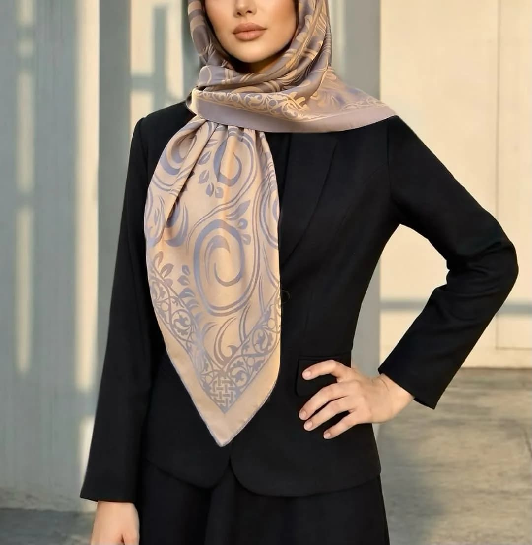 روسری نخ ابریشم دورو، رنگ کرم و طوسی، جنس ساتن، مربع