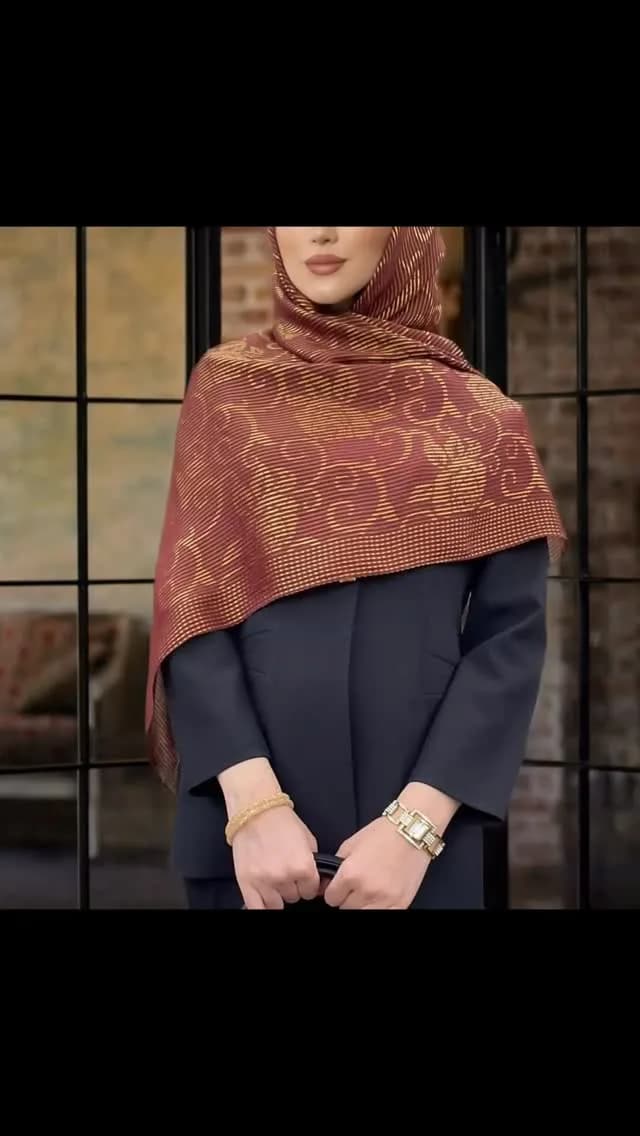 روسری و شال طرحدار، رنگ زرشکی و طلایی، طرح هندسی، مربع، طرح خطی