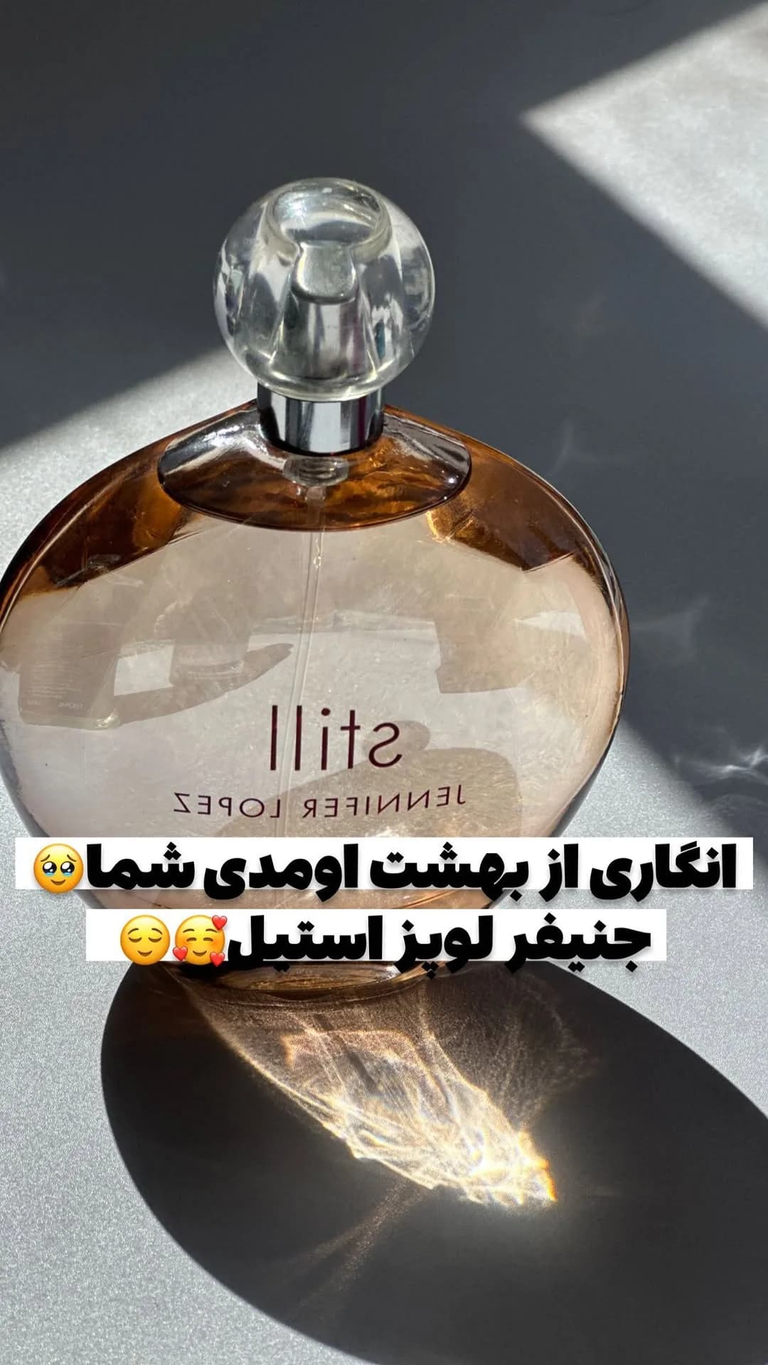 عطر استیل جنیفر لوپز، رنگ طلایی و شفاف، جنس شیشه، بطری گرد