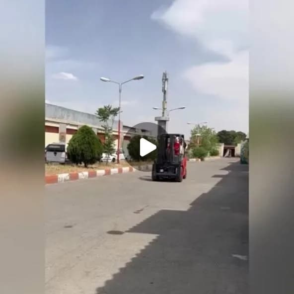 لیفتراک ۳ تن سری ۱۲۱۹ موتور کوبوتا لینده، رنگ قرمز و مشکی، جنس فلز، لیفتراک دندانی