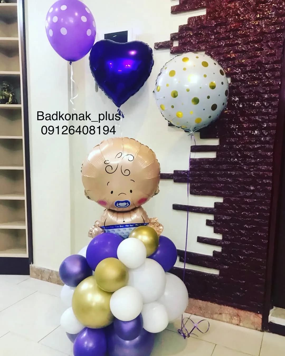استند بادکنکآرایی، رنگ بنفش، سفید و طلایی، جنس لاتکس و فویلی، طرح ساده و خالدار، استند و بادکنک تولد