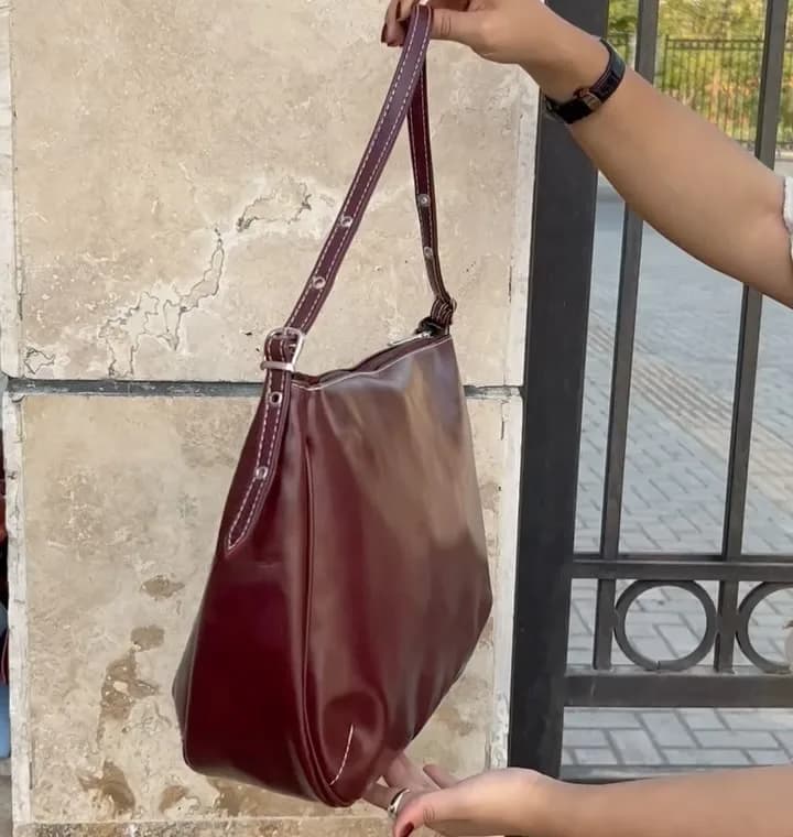 کیف دستی سایز بزرگ کارلی، رنگ زرشکی و مشکی، جنس چرم، دوشی، مدل نیم دایره