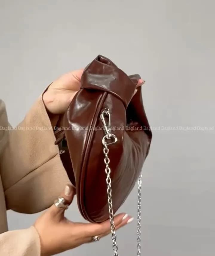 کیف دستی دستهگره، رنگ قهوهای، جنس چرم، نیمدایره، زنجیردار