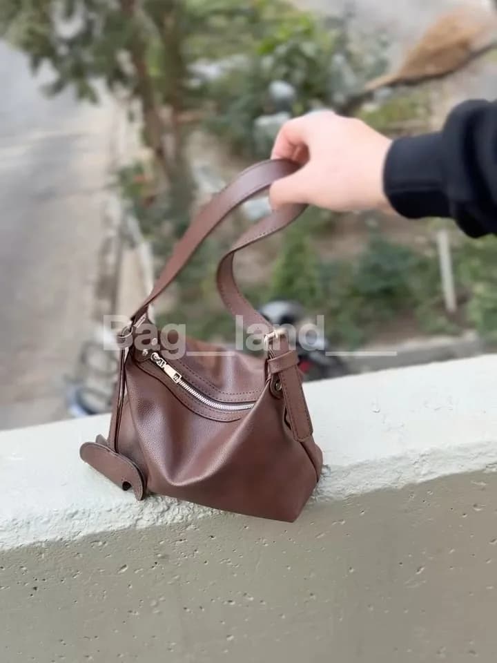کیف دوشی، رنگ مشکی، جنس چرم، فرم هلالی