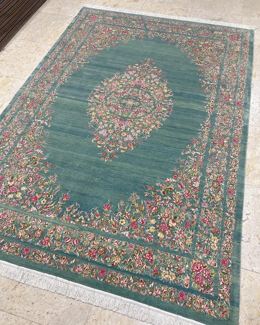 جفت فرش ۶ متری نقشه دیبا کرمان، رنگ سبز روشن و صورتی، جنس نخ و پشم، طرح گلدار، مستطیلی کلاسیک