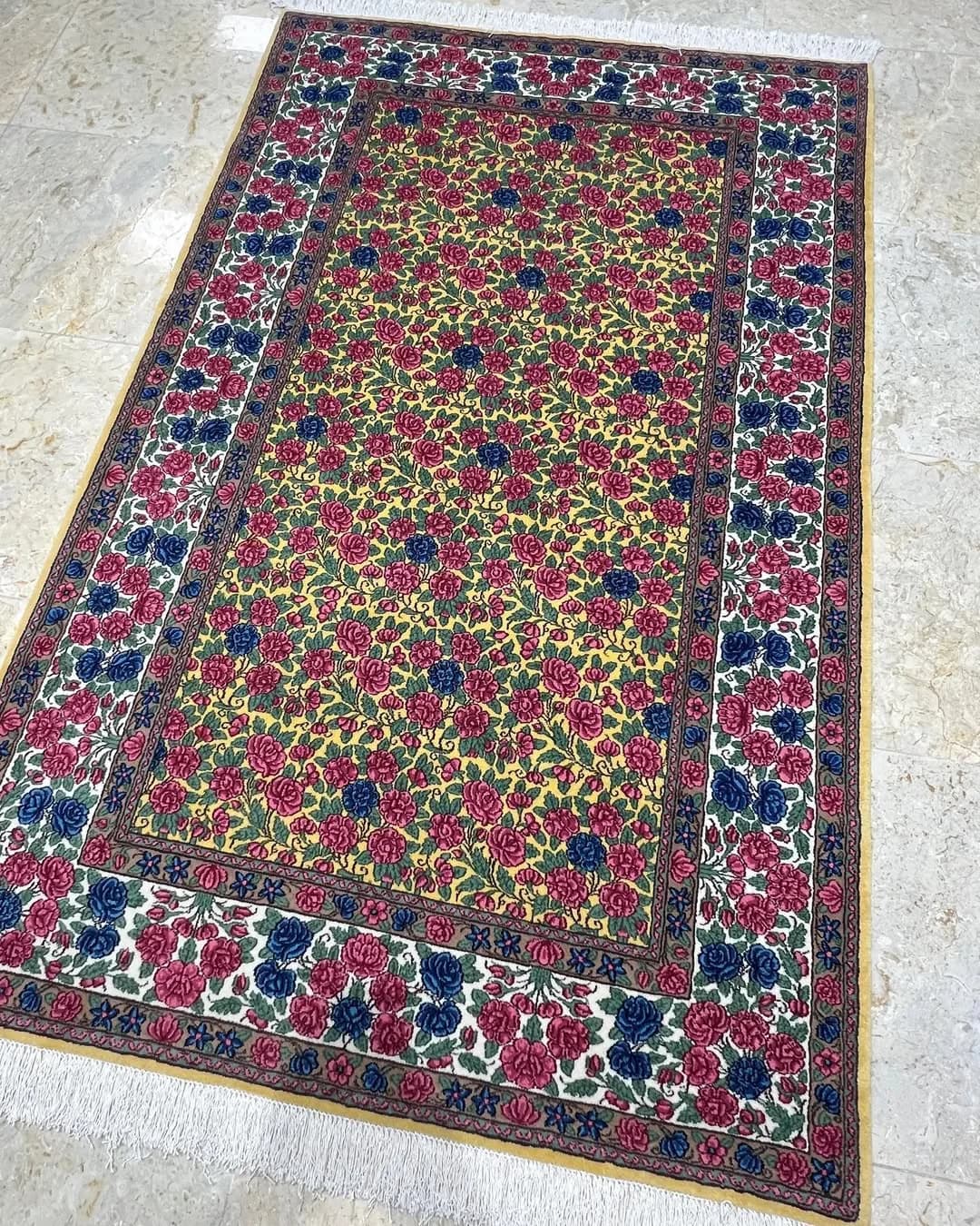 قالیچه چهار متری گلسرخی زمینه طلایی کرمان
