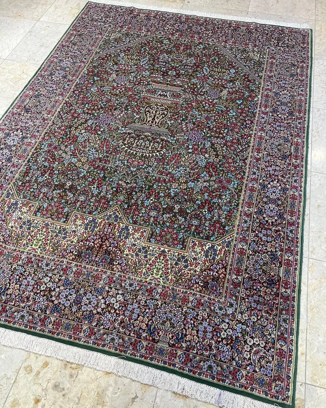 فرش شش متری سبز نقشه حاج خانمی کرمان، رنگ قرمز و آبی، جنس پشم و نخ، طرح گلدار، فرش مستطیلی