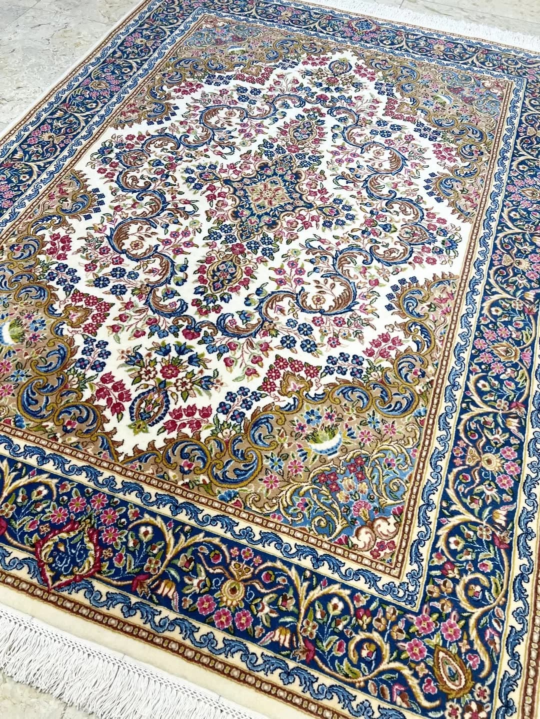 فرش دستباف، رنگ سفید، آبی و قرمز، طرح گلدار، مستطیلی