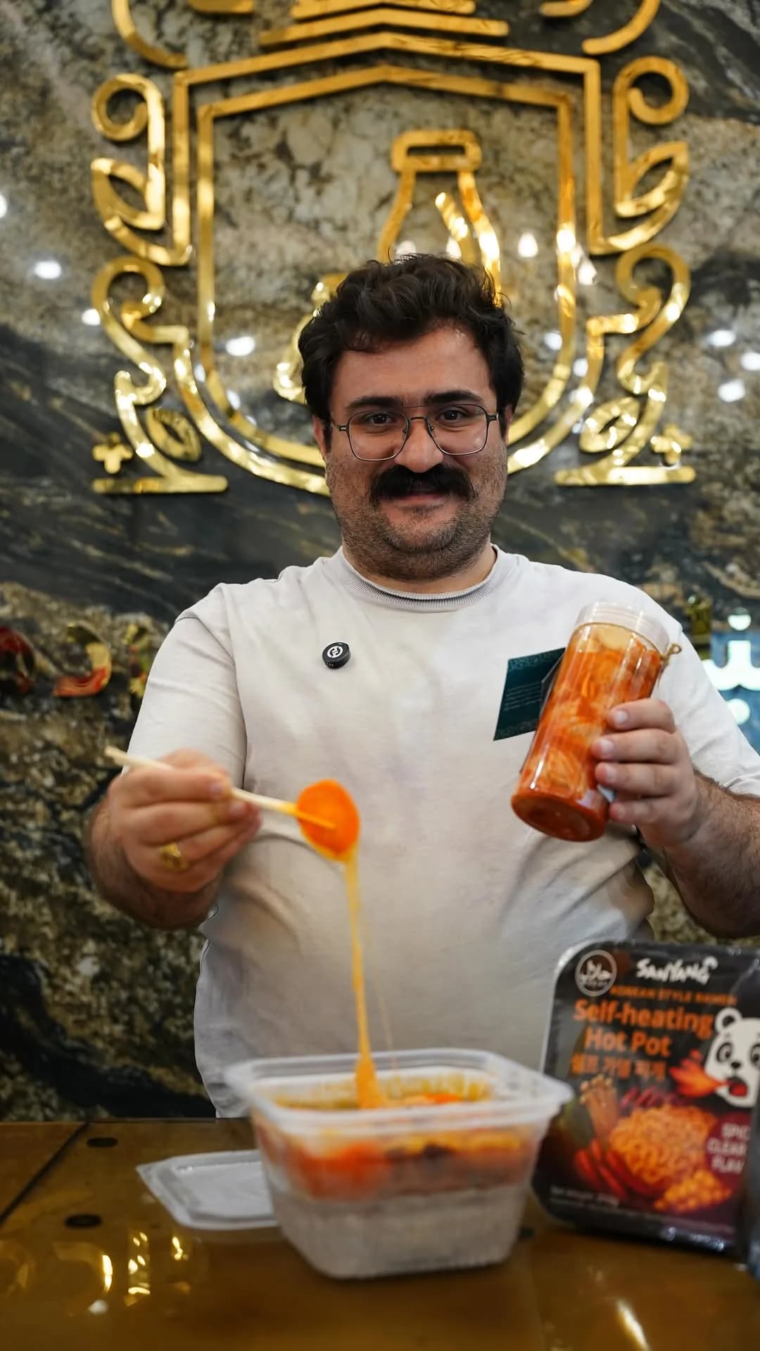 نودل هاتپات، رنگ نارنجی و سفید، بسته و ظرف