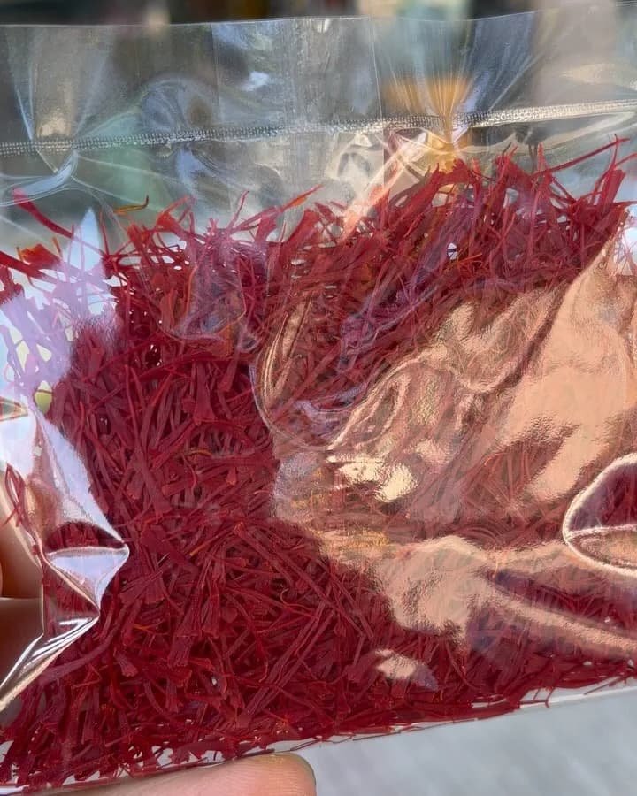 زعفران سوپر نگین صادراتی، رنگ قرمز، رشتهای