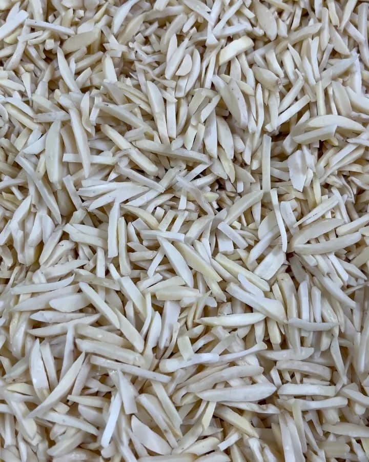 خلال بادام درختی درشت، رنگ کرم و سفید، برش خورده