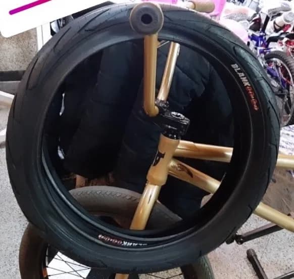 لاستیک دوچرخه BMX بلانک، رنگ مشکی و طلایی، جنس پلاستیک و فلز، تایر و بدنه BMX