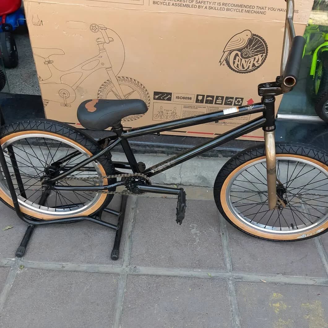 دوچرخه بی ام ایکس GT، رنگ مشکی و کرم، جنس فلز و لاستیک، مدل BMX