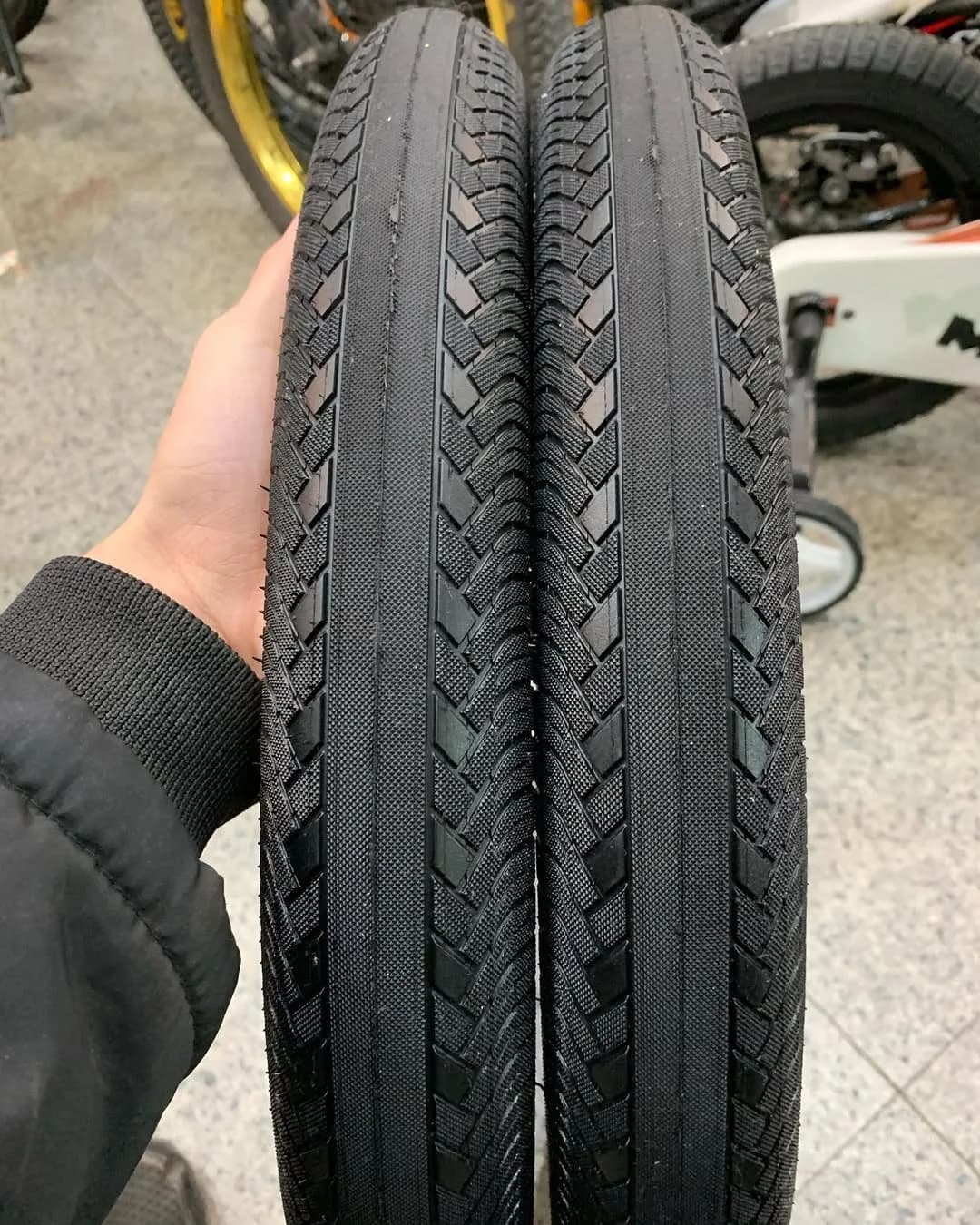 لاستیک دوچرخه، رنگ مشکی، عریض