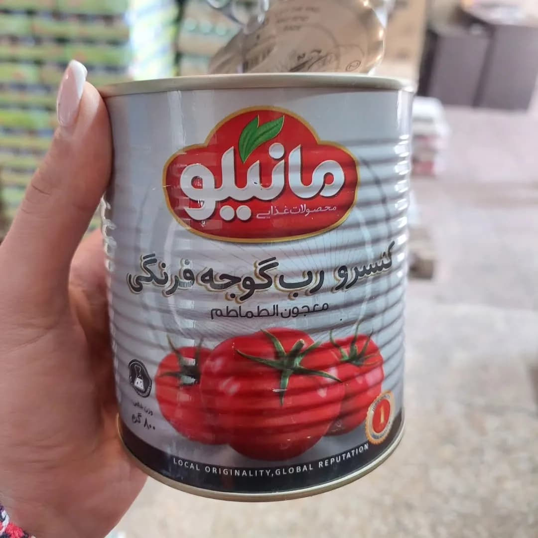 رب گوجه فرنگی ۸۰۰ گرمی مانیلو، رنگ قرمز، نقرهای و سفید، جنس فلز، استوانهای قوطی