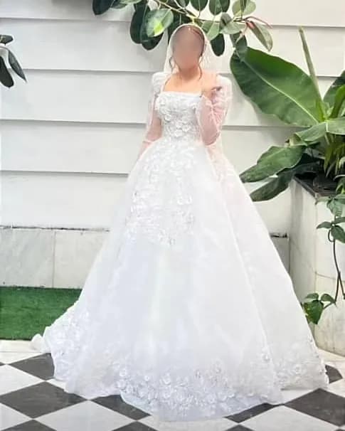 لباس عروس کار دست سایز ۳۶، رنگ سفید، جنس توری، طرح گلدوزی، بلند، یقه قلبی، آستین پفی، پفدار