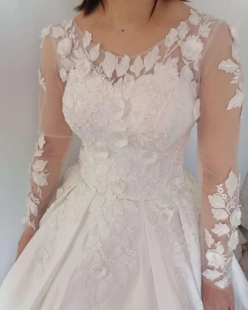 لباس عروس کاپدار با ژیپون سایز ۳۶ تا ۴۰، رنگ سفید، جنس توری، طرح گلدوزی، آستین بلند، یقه گرد، پفی