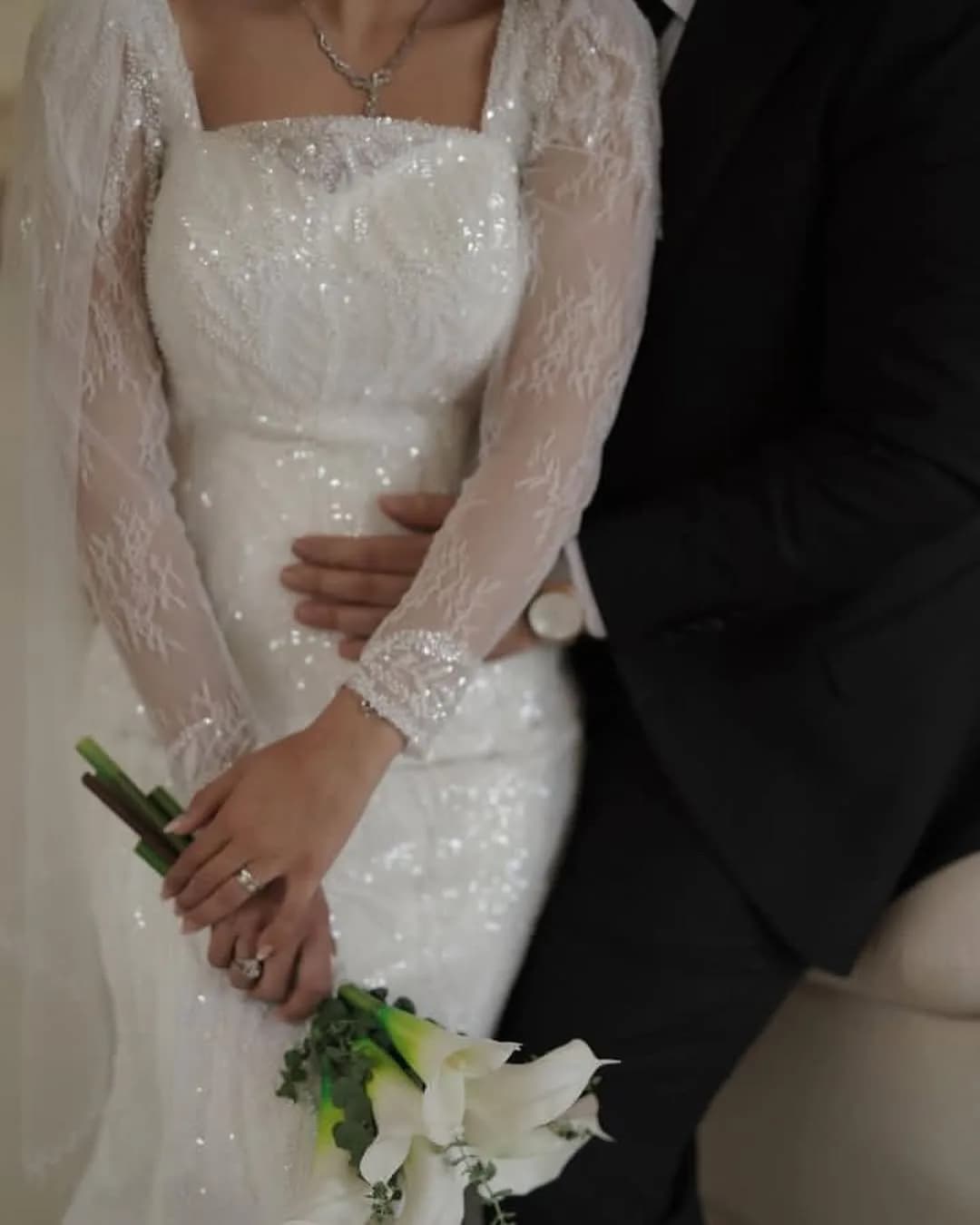 لباس عروس با دنباله و کت خز، رنگ سفید، طرح گلدوزی، بلند، یقه مربع، آستین بلند