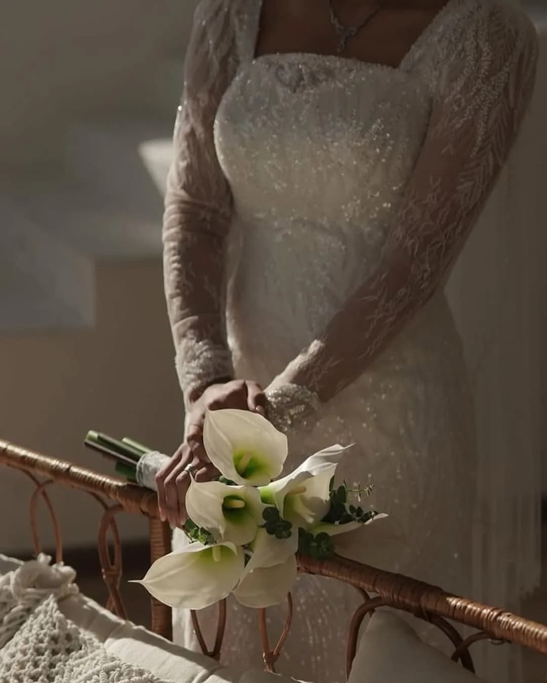 لباس عروس با دنباله و کت خز — رنگ سفید — نمای جزئیات — آستین بلند