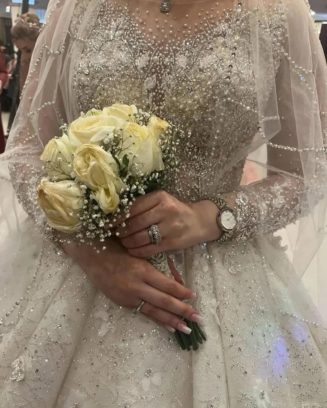 لباس عروس، رنگ سفید، طرح گلدوزی، بلند، آستین بلند