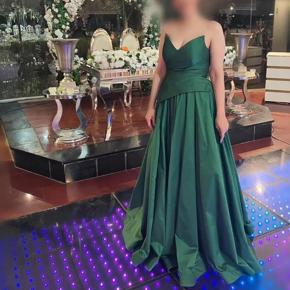 پیراهن مجلسی ساتن سایز ۳۸، رنگ سبز، بلند، یقه دکلته، بدون آستین، گشاد